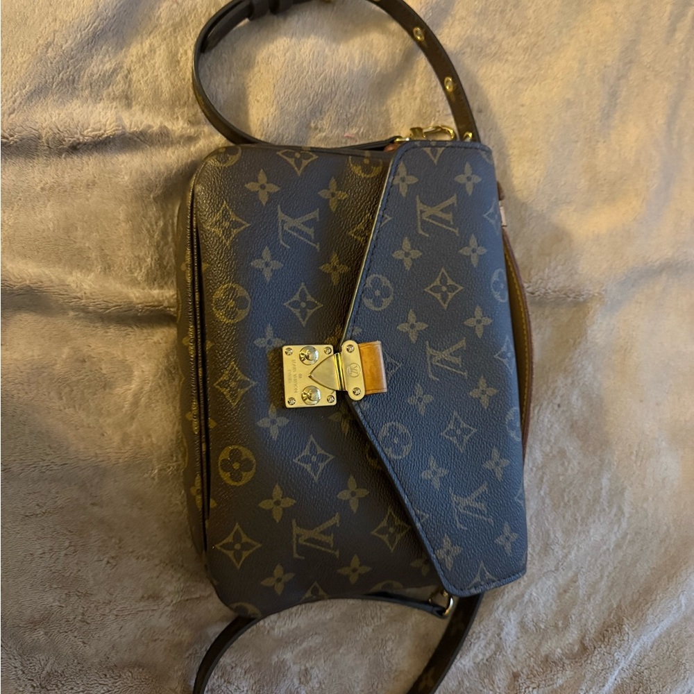 Louis Vuitton Elegant Monogram Crossbody Bag in Dark Brown